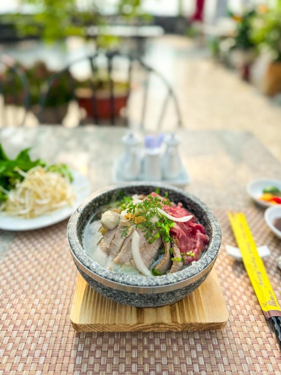 Hoa Binh 1 Hotel Long Xuyen Bagian luar foto