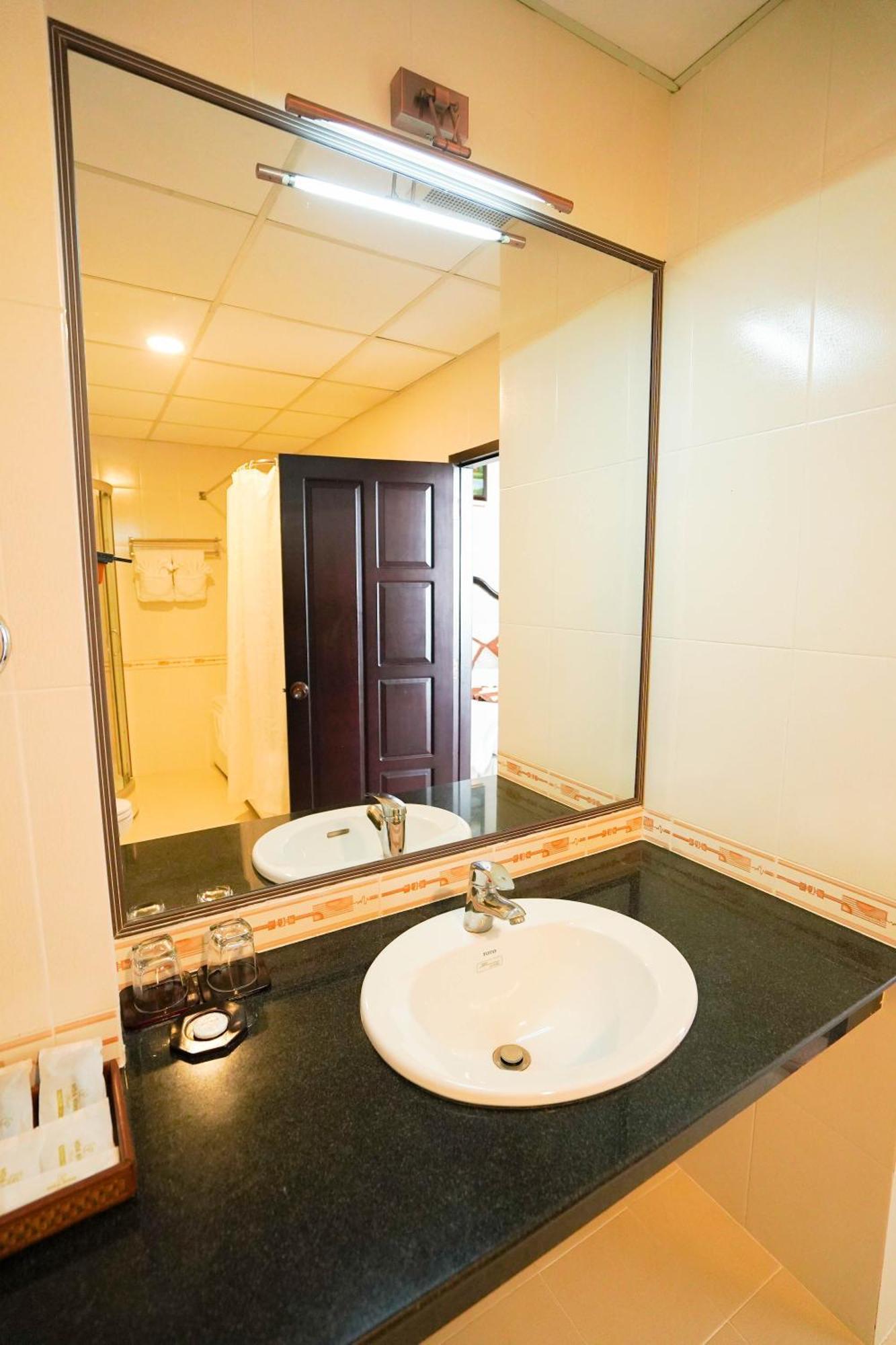 Hoa Binh 1 Hotel Long Xuyen Bagian luar foto