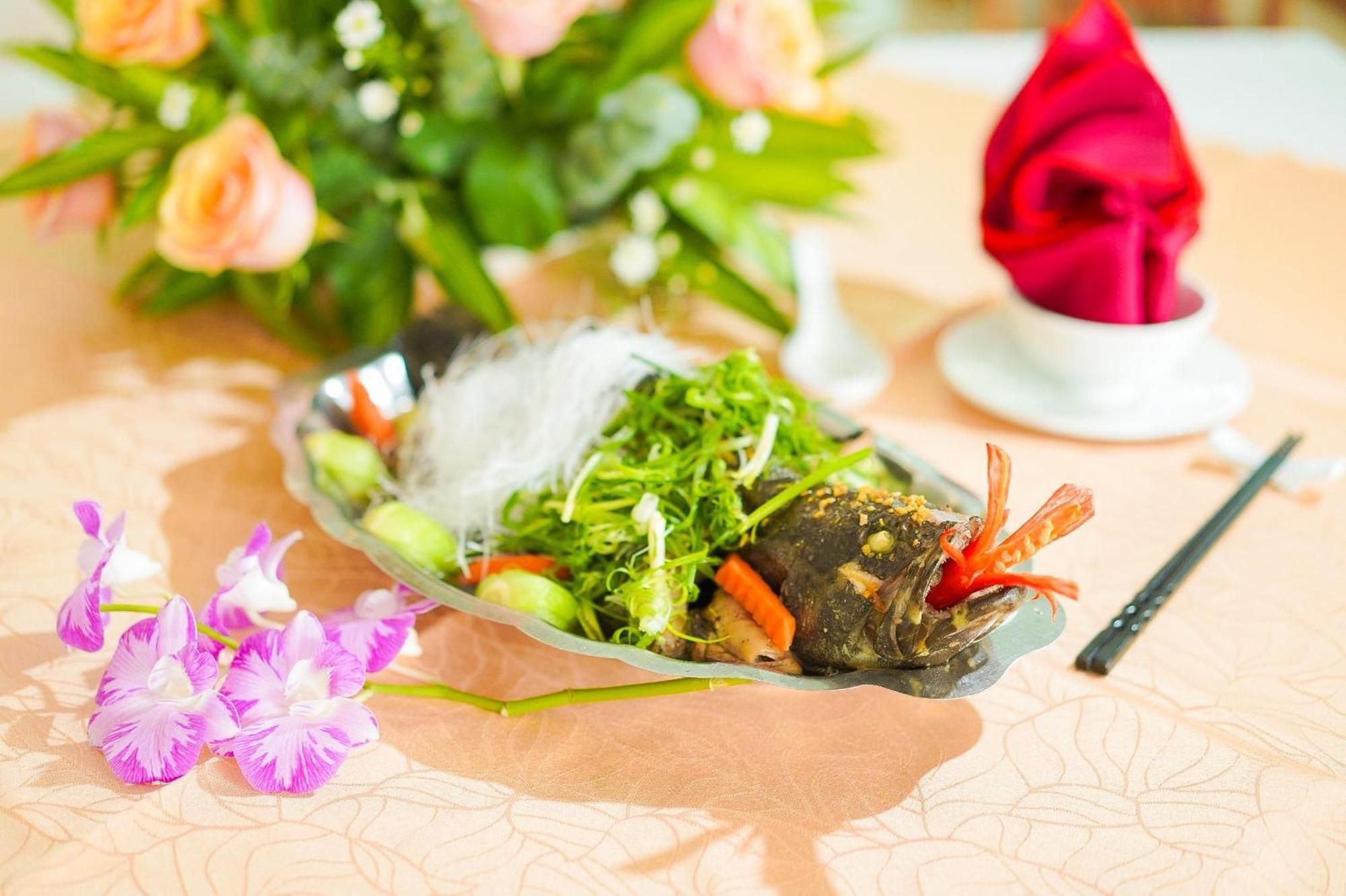 Hoa Binh 1 Hotel Long Xuyen Bagian luar foto