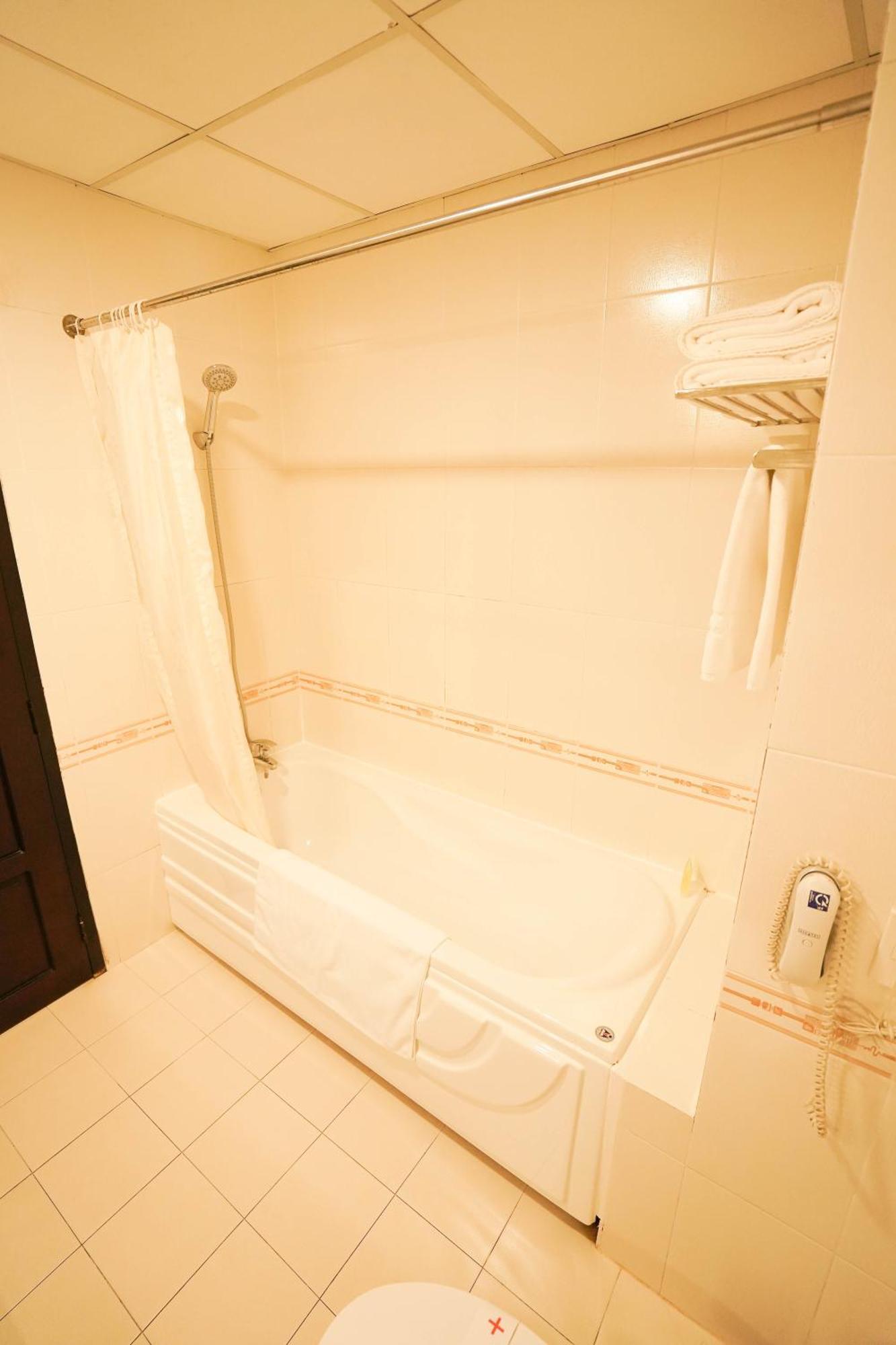 Hoa Binh 1 Hotel Long Xuyen Bagian luar foto