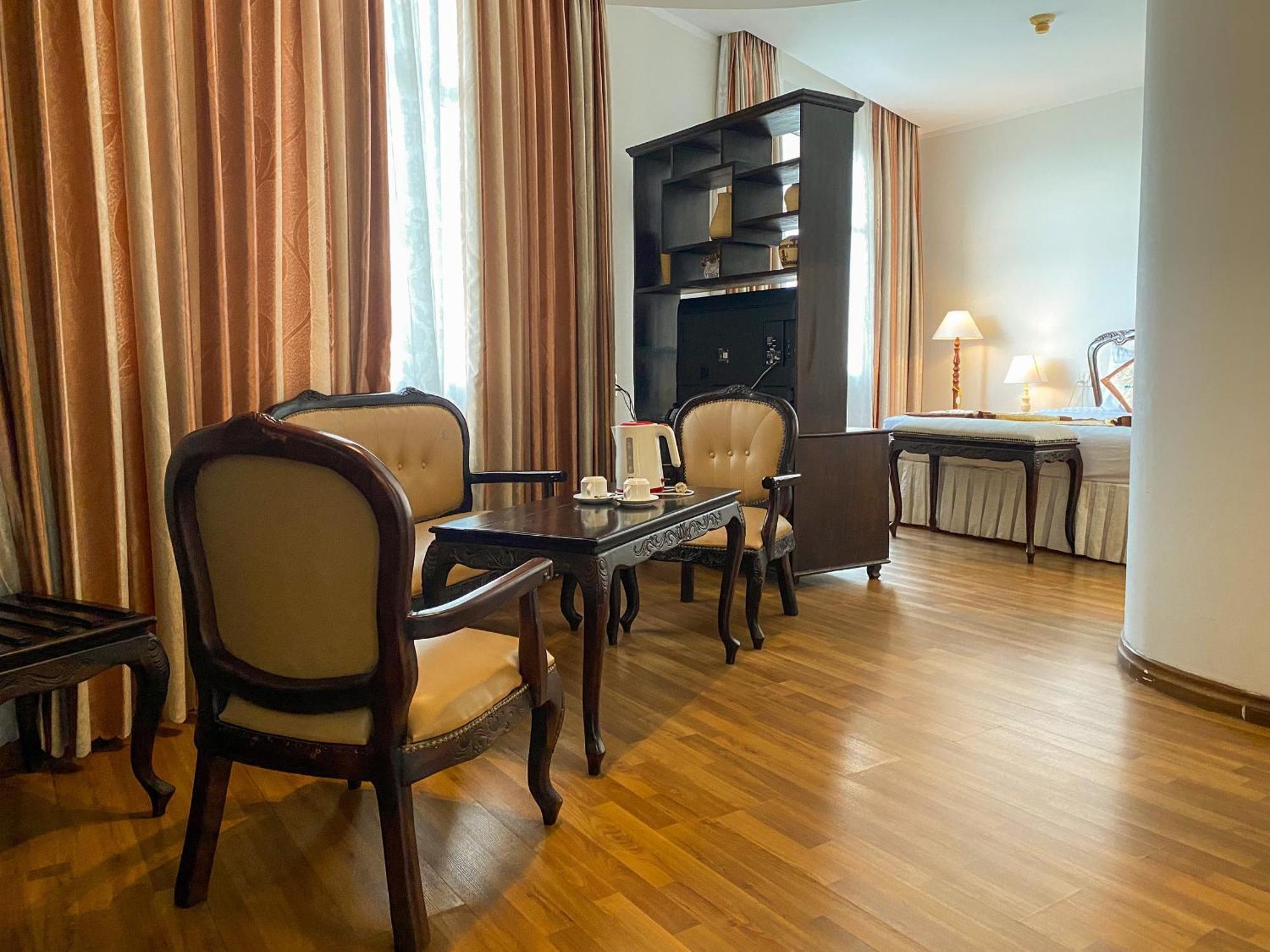 Hoa Binh 1 Hotel Long Xuyen Bagian luar foto
