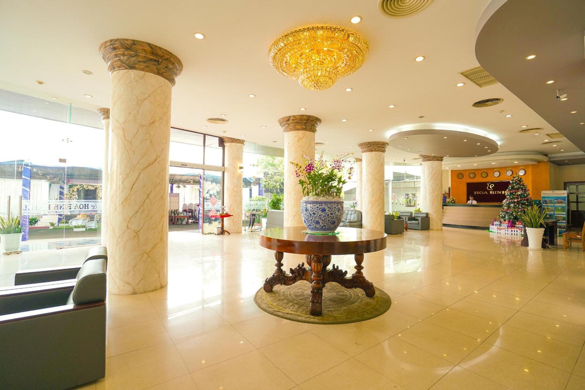 Hoa Binh 1 Hotel Long Xuyen Bagian luar foto